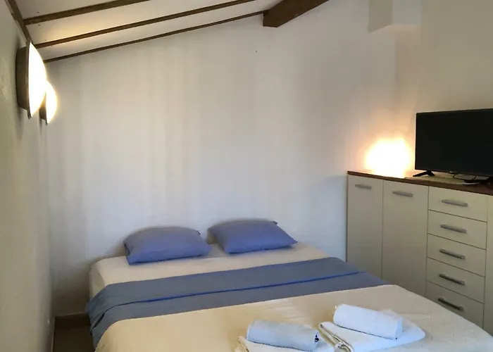 Toni Vikendica Trogir